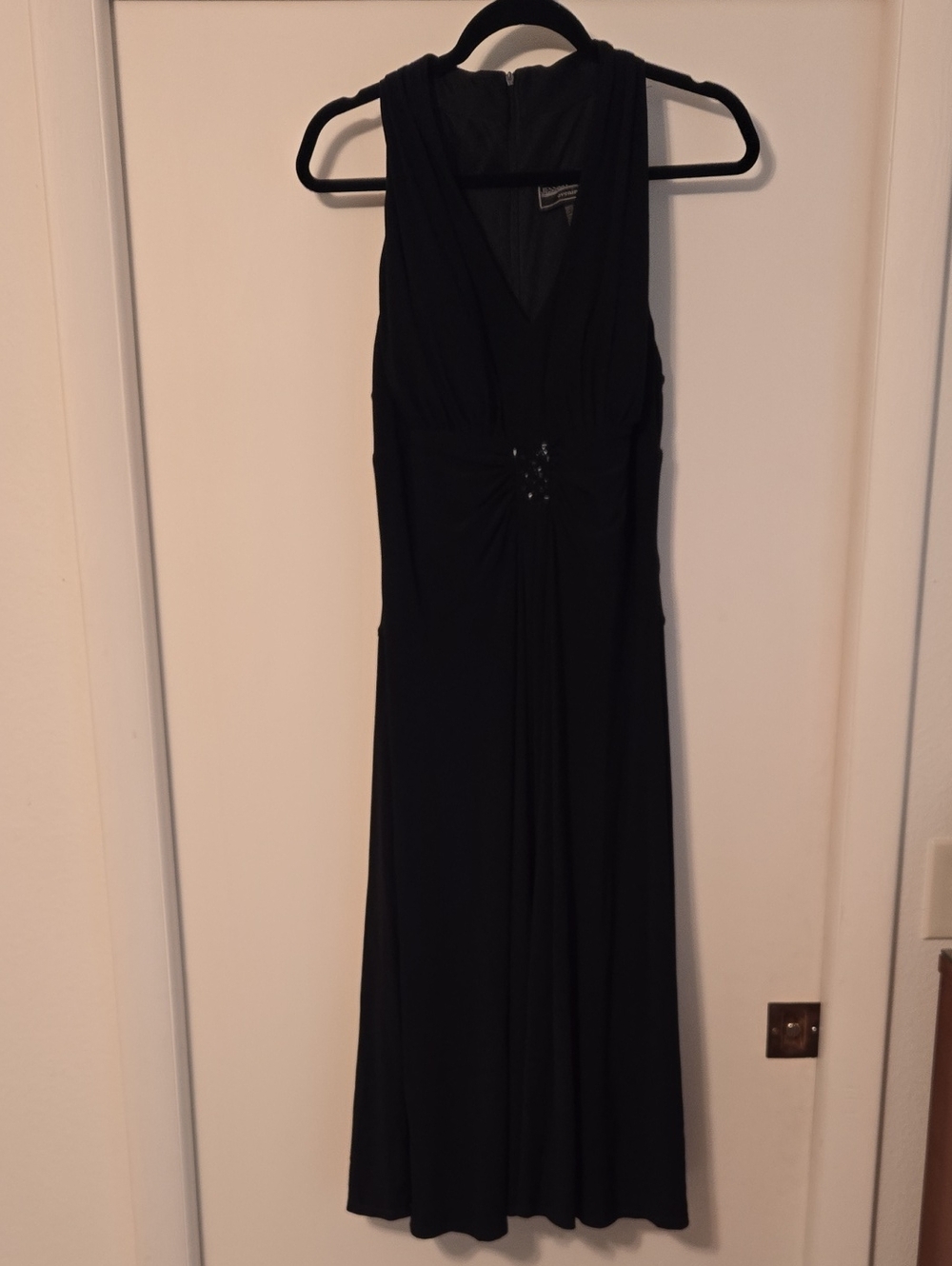 Jessica Howard Black Sleeveless V‑Neck Maxi Dress